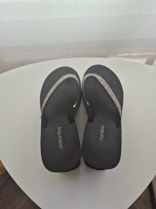 Preciosas sandalias plataforma.
