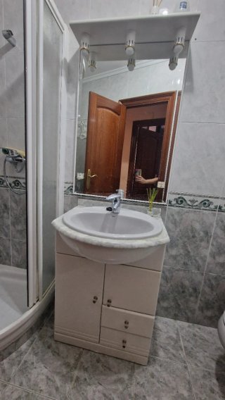 Mueble de baño beige y blanco