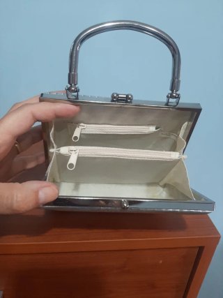 Bolso de mano plateado nuevo