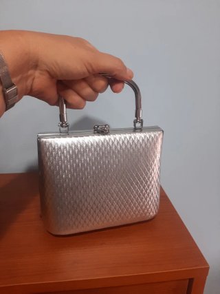 Bolso de mano plateado nuevo
