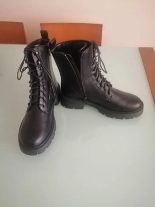 Botas negras  piel con cordones y cremallera