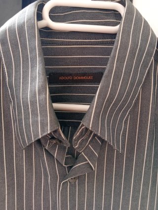 Camisa de rayas negra y gris