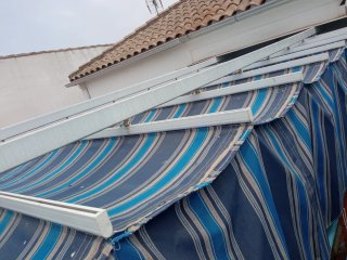 Toldo corredero rayas azul y blanco