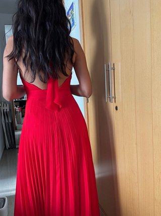 Vestido rojo largo plisado halter