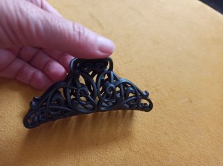 Pinza para el pelo negra con diseño ornamental