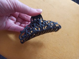 Pinza para el pelo negra con diseño ornamental