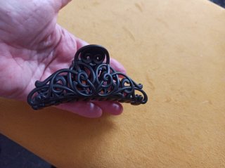 Pinza para el pelo negra con diseño ornamental