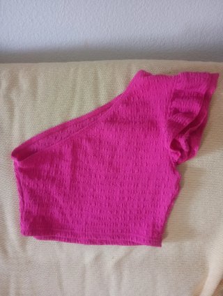 Top asimétrico fucsia