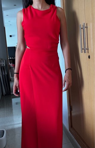 Vestido de fiesta rojo con abertura