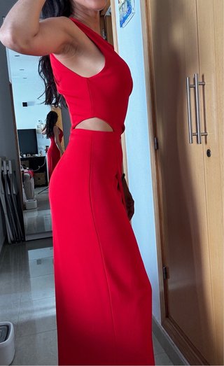 Vestido de fiesta rojo con abertura