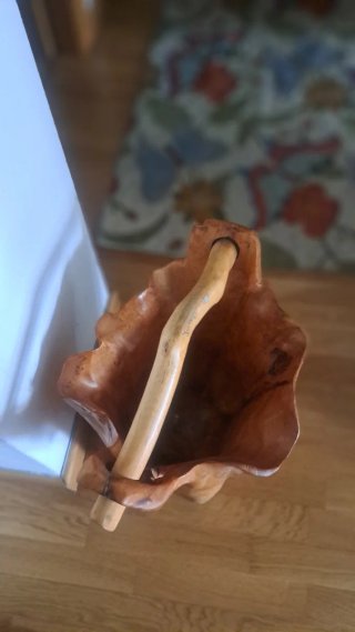 Cesta artesanal de madera rústica