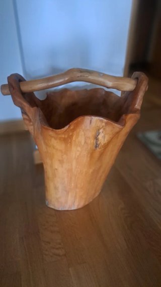 Cesta artesanal de madera rústica