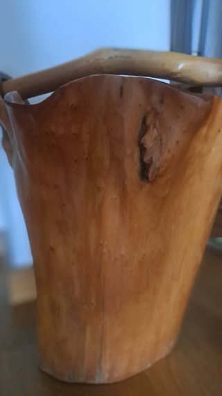Cesta artesanal de madera rústica