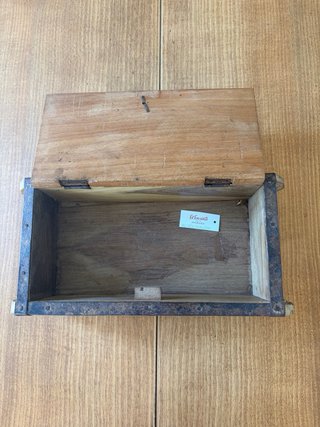Caja joyero de madera con detalles metálicos