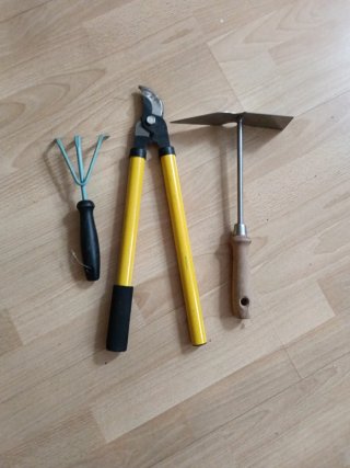 Set di strumenti per la cura del giardino con forbici da potatura