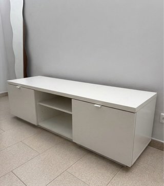 Mueble TV blanco con cajones y huecos