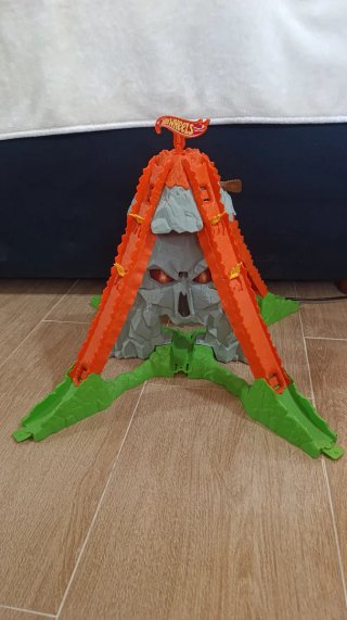 Hot Wheels Volcano Track Set