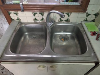 Fregadero doble y grifo de metal