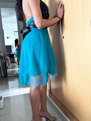 Vestido de fiesta corto negro y verde turquesa