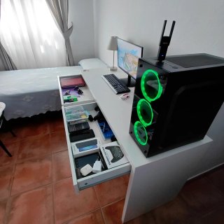 Escritorio blanco con cajones