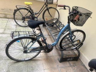 Bicicleta de paseo con cesta y parrilla trasera