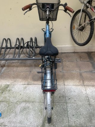 Bicicleta de paseo con cesta y parrilla trasera