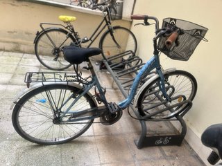 Bicicleta de paseo con cesta y parrilla trasera