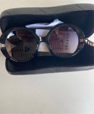 Gafas de sol Chanel negras y doradas