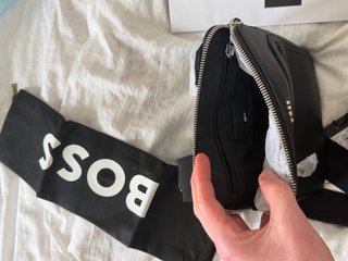 Bolso BOSS Negro. Fabricado en auténtica piel de b