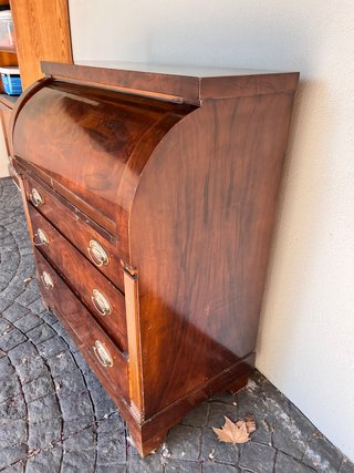 Escritorio de madera con tapa y cajones