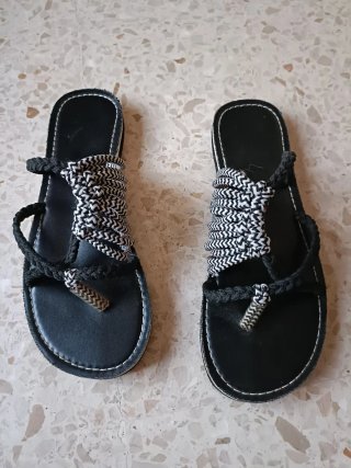 Chanclas planas cordones negros y blancos