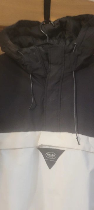 Anorak Pull&Bear Negro y Blanco