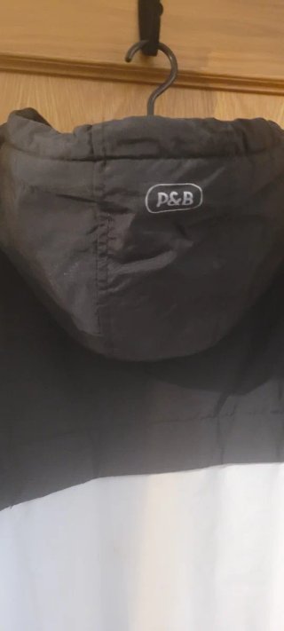 Anorak Pull&Bear Negro y Blanco