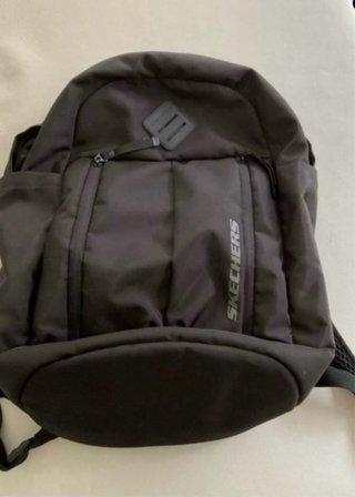 Mochila Skechers Negra.