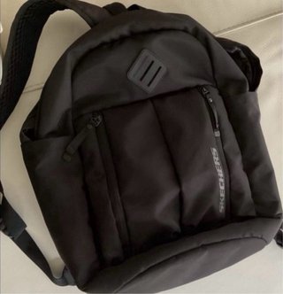 Mochila Skechers Negra.