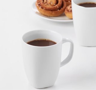 Juego de 23 tazas blancas de cerámica.