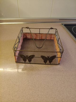 Servilletero de metal y mimbre con mariposas