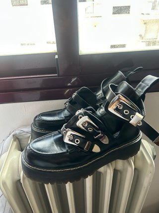 Zapatos negros con hebillas