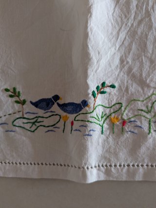 Camino de mesa bordado a mano