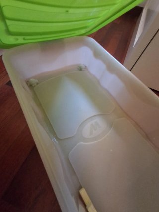 Cajonera de plástico verde y beige