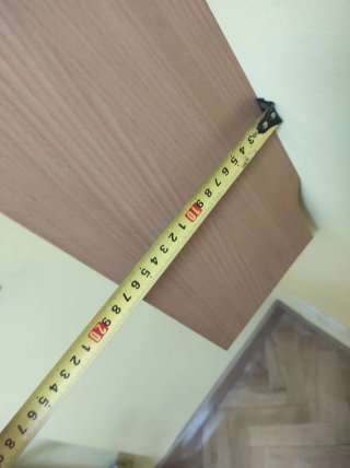 Estantería de madera marrón