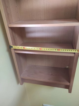 Estantería de madera marrón