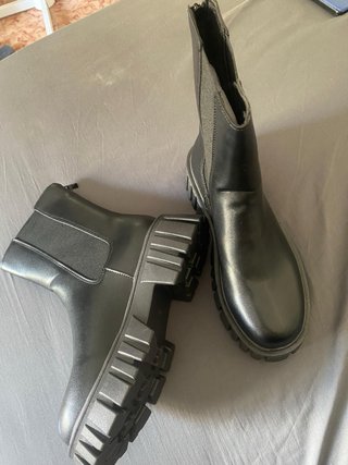 Botines de cuerina negros