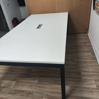 Mesa de oficina 122x240 cm. Con espacio para cable