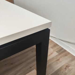 Mesa de oficina 122x240 cm. Con espacio para cable