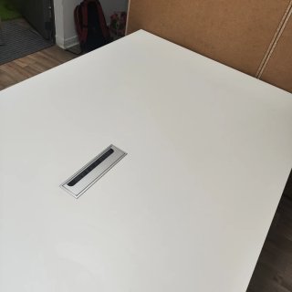 Mesa de oficina 122x240 cm. Con espacio para cable