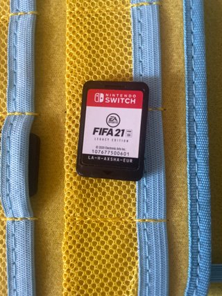 Nintendo Switch con carcasa y 2 juegos