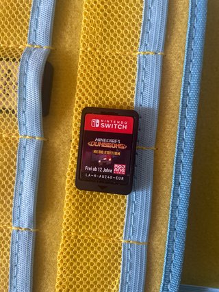 Nintendo Switch con carcasa y 2 juegos