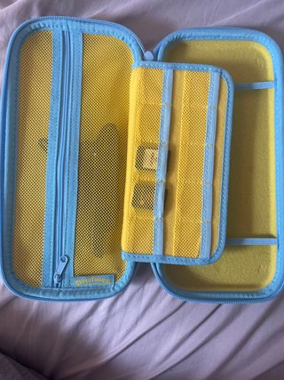 Nintendo Switch con carcasa y 2 juegos