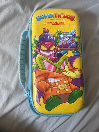 Nintendo Switch con carcasa y 2 juegos